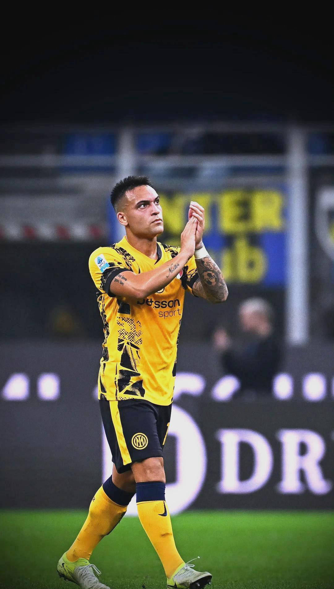 国米宣布签约西布朗中场，增强实力